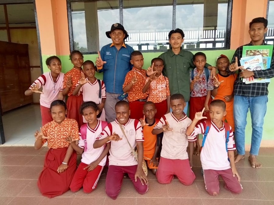 Dosen UNIMUDA Sorong Melaksanakan Gerakan Literasi Baca Tulis di SD Negeri 17 Kabupaten Sorong