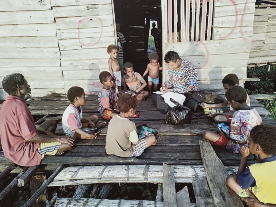 KEMESRAAN TEORI, SEJARAH, DAN KRITIK SASTRA